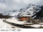 Заброшенная хижина в горах. Вид на гору София. Стоковое фото, фотограф Дмитрий Минин / Фотобанк Лори