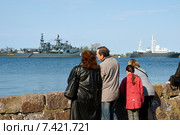 Люди на променаде наблюдают военные корабли. Балтийск (2015 год). Редакционное фото, фотограф Сергей Куров / Фотобанк Лори