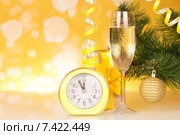 Новогодний натюрморт с часами, шампанским и елочными украшениями. Стоковое фото, фотограф Сергей Молодиков / Фотобанк Лори