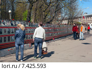 Стена памяти с фотографиями "Бессмертный полк" в Колпино (2015 год). Редакционное фото, фотограф Николай Лемешев / Фотобанк Лори