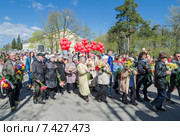 9 мая 2015 года. Шествие ветеранов и участников акции "Бессмертный полк". Силламяэ, Эстония. Редакционное фото, фотограф Игорь Соколов / Фотобанк Лори