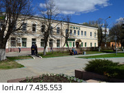 Многофункциональный центр предоставления государственных услуг (МФЦ) (строение 19-го века). Улица Ленина, 78. Город Истра, Московской области (2015 год). Редакционное фото, фотограф lana1501 / Фотобанк Лори