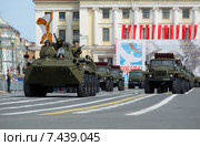 Колонна военной техники на марше на репетиции парада в честь дня Победы. Санкт-Петербург (2015 год). Редакционное фото, фотограф Виктор Карасев / Фотобанк Лори