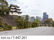 Вид на трехэтажную башню Fujimi-yagura на внутренней территории Императорского дворца и городские небоскребы в центре города. Токио, Япония (2013 год). Стоковое фото, фотограф Кекяляйнен Андрей / Фотобанк Лори
