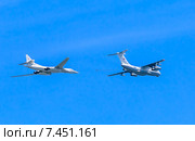 Имитация дозаправки в воздухе от самолета-танкера Ил-78М сверхзвукового стратегического бомбардировщика дальней авиации  Ту-160 («Белый лебедь») . Парад в честь 70-летия Победы, 2015 год. Москва. Редакционное фото, фотограф Николай Коржов / Фотобанк Лори