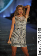 NEW YORK, NY - NOVEMBER 13: Singer Taylor Swift performs at the 2013 Victoria's Secret Fashion Show at Lexington Avenue Armory on November 13, 2013 in New York City. Редакционное фото, фотограф Anton Oparin / Фотобанк Лори