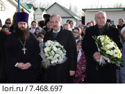 Великое повечерие в Успенском храме села Жилино, митрополита Ювеналия встречает глава Люберецкого района В.П. Ружицкий (2015 год). Редакционное фото, фотограф Дмитрий Неумоин / Фотобанк Лори