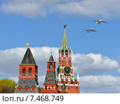 Имитация дозаправки в небе от самолетов-танкеров Ил-78М турбовинтового стратегического бомбардировщика-ракетоносца Ту-95МС. Репетиция воздушного парада в честь Дня Победы 5 мая 2015. Редакционное фото, фотограф Валерия Попова / Фотобанк Лори