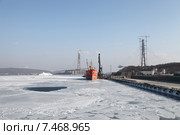 Грузовой порт, остров Русский, поселок Поспелово. Владивосток (2011 год). Редакционное фото, фотограф Валерий Акулич / Фотобанк Лори
