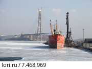 Грузовой порт, остров Русский, поселок Поспелово. Владивосток (2011 год). Редакционное фото, фотограф Валерий Акулич / Фотобанк Лори