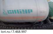Железная дорога, товарный поезд. Цистерны, вид сверху (2013 год). Редакционное видео, видеограф Mikhail Erguine / Фотобанк Лори