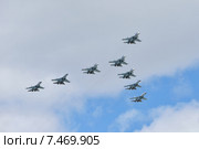 Репетиция воздушной части парада в честь Дня Победы 2015 на Красной площади. Летят самолеты Су-30СМ и Су-35С. Редакционное фото, фотограф Валерия Попова / Фотобанк Лори