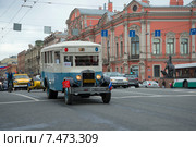 Автобус ЗИС-8 - на Невском проспекте. Парад ретротранспорта в Санкт-Петербурге (2015 год). Редакционное фото, фотограф Виктор Карасев / Фотобанк Лори