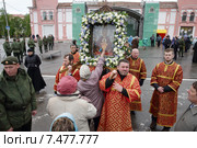 Послушники в Серпухове держат икону "Неупиваемая чаша"  на центральной площади города (2015 год). Редакционное фото, фотограф Дмитрий Неумоин / Фотобанк Лори
