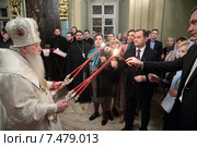 Пасха Христова в Новодевичьем монастыре 2015, митрополит Крутицкий и Коломенский Ювеналий вынес благодатный огонь. Редакционное фото, фотограф Дмитрий Неумоин / Фотобанк Лори