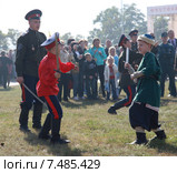 Мальчики имитируют сражение (2011 год). Редакционное фото, фотограф Нина Ефремова / Фотобанк Лори