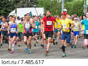 Старт Зеленоградского полумарафона 2015. Модный мужчина с селфи-палкой среди бегунов. Редакционное фото, фотограф Сайганов Александр / Фотобанк Лори