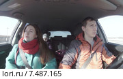 Семья едет в автомобиле. папа, мама, ребенок, таймлапс, вид спереди, 4к. Стоковое видео, видеограф Кекяляйнен Андрей / Фотобанк Лори