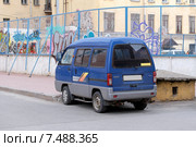Корейский микроавтобус синего цвета Daewoo Damas припаркован в городском дворе. Редакционное фото, фотограф Vladimir Sviridenko / Фотобанк Лори