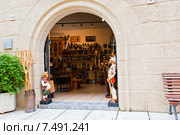 Сувенирный магазин в Испанской деревне (Poble Espanyol). Барселона. Испания (2015 год). Редакционное фото, фотограф E. O. / Фотобанк Лори