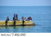 Рыбаки на пирсе на берегу Черного моря (2015 год). Редакционное фото, фотограф Александр Замараев / Фотобанк Лори