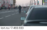 Велосипедист едет по перекрытой для движения транспорта улице. Санкт-Петербург (2015 год). Редакционное видео, видеограф Кекяляйнен Андрей / Фотобанк Лори