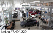Шоурум автодилера по продаже автомобилей Hyundai. Вид сверху (2015 год). Редакционное видео, видеограф Кекяляйнен Андрей / Фотобанк Лори