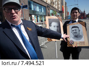 Депутат Государственной Думы и лидер фракции ЛДПР Владимир Вольфович Жириновский рассказывает о героях Великой Отечественной войны перед началом шествия "Бессмертный полк" на Тверской улице города Москвы, Россия (2015 год). Редакционное фото, фотограф Николай Винокуров / Фотобанк Лори