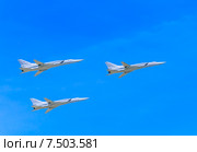 Тройка дальних сверхзвуковых ракетоносцев-бомбардировщиков Ту-22М3. Репетиция парада в честь 70-летия Победы, 2015 год. Москва. Редакционное фото, фотограф Николай Коржов / Фотобанк Лори