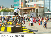 Спортсмен на велосипеде BMX спрыгивает с рампы (2015 год). Редакционное фото, фотограф Сергей Сергеев / Фотобанк Лори