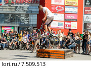 Спортсмен на велосипеде BMX спрыгивает с рампы (2015 год). Редакционное фото, фотограф Сергей Сергеев / Фотобанк Лори