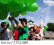 Девушка раздаёт воздушные шарики на Советской площади в День города Ярославля (2015 год). Редакционное фото, фотограф Эльвира Ковригина / Фотобанк Лори