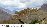Панорама расположенного в долине реки Спити (Spiti) на крутом обрывистом склоне в Гималаях монастыря Данкар (Dhankar) и близлежащего селения (Химачал прадеш, северная Индия) (2012 год). Стоковое фото, фотограф Олег Иванов / Фотобанк Лори