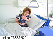 Женщина с болью в сердце в больничной палате. Стоковое фото, фотограф Володина Ольга / Фотобанк Лори