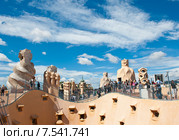 Многочисленные туристы на крыше знаменитого Дома Мила (Casa Mila, La Pedrera). Барселона. Испания (2015 год). Редакционное фото, фотограф E. O. / Фотобанк Лори