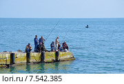 Рыбаки на пирсе на берегу Черного моря (2015 год). Редакционное фото, фотограф Александр Замараев / Фотобанк Лори