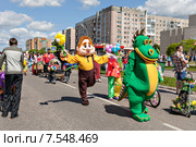 Шествие карнавала колясок на празднике  Дня города  Удомля в День России, Тверская область (2015 год). Редакционное фото, фотограф Анатолий Труков / Фотобанк Лори