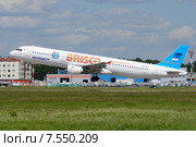 Airbus A321 (бортовой EI-FSB) авиакомпании Metrojet вылетает из Домодедова (2015 год). Редакционное фото, фотограф Alexei Tavix / Фотобанк Лори