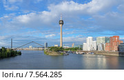 Медийная гавань Дюссельдорфа с телебашней Rheinturm и комплексом зданий Neuer Zollhof (Новая Таможня), Германия (2015 год). Стоковое фото, фотограф Михаил Марковский / Фотобанк Лори