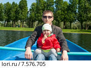 Отец катает маленькую дочь на лодке в парке. Стоковое фото, фотограф Кекяляйнен Андрей / Фотобанк Лори