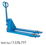 Blue hydraulic manual hand pallet truck stacker, forklift trolley Голубая ручная гидравлическая тележка для поднятия и перемещения паллет, в опущенном положении, изолированное изображение на белом фоне, сохранен обтравочный контур. Стоковое фото, фотограф Владимир Григорьев / Фотобанк Лори