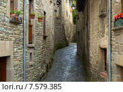 Narrow picturesque street of old Catalan town. Стоковое фото, фотограф Яков Филимонов / Фотобанк Лори