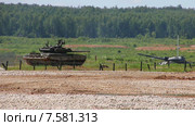 Кубинка. Парк "Патриот". Международный военно-технический форум Армия-2015. Танк Т-80У во время стрельбы. Редакционное видео, видеограф Мальцев Артур / Фотобанк Лори