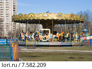 Карусели в парке на улице Подвойского. Санкт-Петербург (2015 год). Редакционное фото, фотограф Александр Щепин / Фотобанк Лори