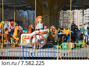 Карусели в парке на улице Подвойского. Санкт-Петербург (2015 год). Редакционное фото, фотограф Александр Щепин / Фотобанк Лори