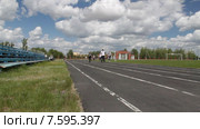 Школьники бегут стометровку, сдают нормы ГТО по бегу (2015 год). Редакционное видео, видеограф Евгений Каргин / Фотобанк Лори