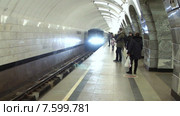 Поезд прибывает на станцию Чкаловская ​​Московского метрополитена (2015 год). Редакционное видео, видеограф Курганов Александр / Фотобанк Лори