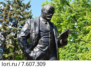 Памятник В. И. Ленину на площади перед зданием администрации. Город Балашиха (бывший Железнодорожный). Московская область (2015 год). Редакционное фото, фотограф lana1501 / Фотобанк Лори