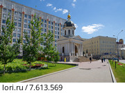 Москва, Арбатская площадь. Храм-часовня Бориса и Глеба на фоне Министерства обороны (2015 год). Стоковое фото, фотограф Елена Коромыслова / Фотобанк Лори