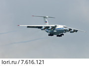 Ил-76МД (бортовой RA-76722) заходит на посадку на аэродром Чкаловский (2013 год). Редакционное фото, фотограф Alexei Tavix / Фотобанк Лори